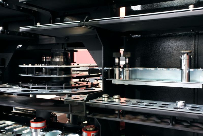 Das TSU-Werkzeugmagazin für die CNC-Stanztechnik ermöglicht ein komplexes, schnelles und effizientes Werkzeugmanagement. Werkzeuge, die erst für den nächsten Fertigungsprozess benötigt werden, können automatisch und Hauptzeit parallel in einen Bereitstellungsrevolver eingerüstet werden. (Amada)