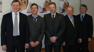 Von links nach rechts: Dr. Gerd Grenner, Roche Diagnostics, die Preisträger Dr. Gerhard Schratt und Professor Albert Sickmann sowie Prof. Dr. Helmut Meyer, Ruhr-Universität Bochum und Dr. Johannes Ritter, Roche Penzberg  (Bild: LaborPraxis)