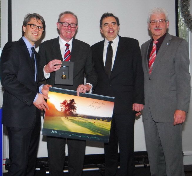 Niklas Burmester (GF LV Saarland), Martin Rumpf (GF LV Hamburg) und Dieter Paust (GF LV Nordrhein-Westfalen) überreichten Bernd Schweitzer das Abschiedsgeschenk der Landesverbände. (Archiv: Vogel Business Media)