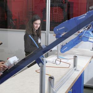 Bei Yaskawa konnten Mädchen aus den fünften bis zehnten Klassen Berufe in Technik, IT, Handwerk und Naturwissenschaften live erleben.