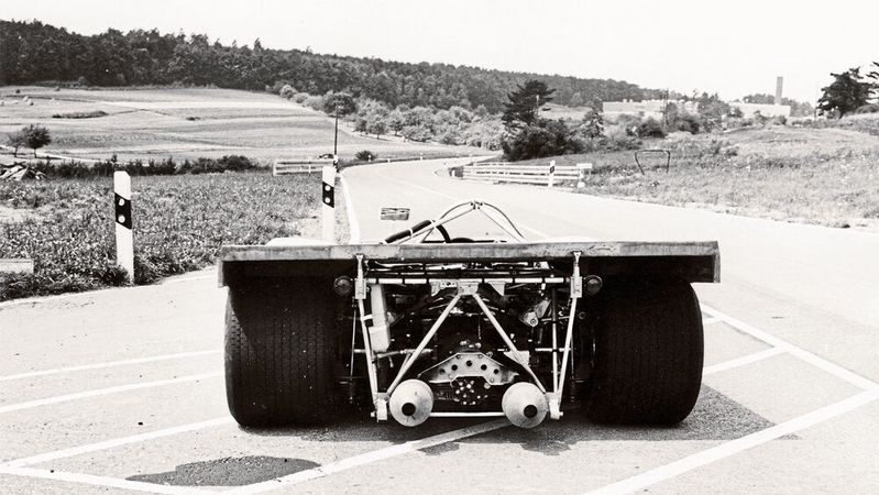Ein 917/10 Spyder 1971 auf der Strecke, der Blick geht unverstellt nach Norden zum Entwicklungszentrum. Leitplanken sind noch eher die Ausnahme, als Streckenbegrenzung dienen örtliche Gewächse. So war das damals. Ein 917/10 Spyder 1971 auf der Strecke, der Blick geht unverstellt nach Norden zum Entwicklungszentrum. Leitplanken sind noch eher die Ausnahme, als Streckenbegrenzung dienen örtliche Gewächse. So war das damals.