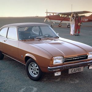 Unendlich lange Motorhaube für potentiell viele Pferdestärken, dazu ein kurzes, schnelles Heck und das Ganze zu erschwinglichen Kosten – auch beim Capri II (ab 1974) ein Erfolgsrezept.(Foto:  Ford)