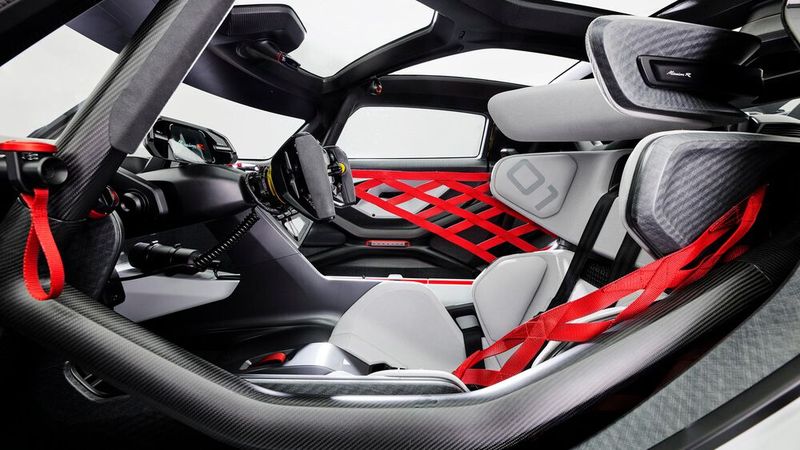 Im Innenraum hat Maurers Design-Team alles um den Fahrer herumgebaut. (Bild: Porsche)