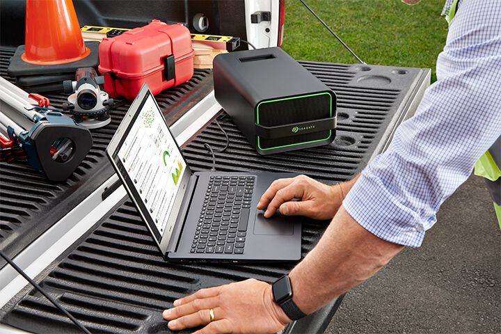 Mit Lösungen wie Seagate Lyve Mobile Array können Unternehmen und Forschungseinrichtungen Daten vor Ort oder am Netzwerkrand (Edge) speichern und schnell und sicher zur Weiterverarbeitung in ein Unternehmens- oder Cloud-Rechenzentrum transportieren.