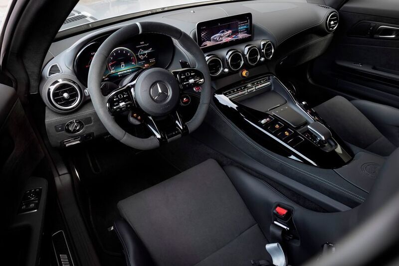Der Innenraum gibt sich betont sportlich, zugleich gibt es Luxus und zeitgemäße Infotainmenttechnik. (Mercedes-Benz )