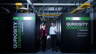 Dr. Melanie Maas-Brunner, Mitglied des Vorstands und Chief Technology Officer der BASF (links), und Dr. Stephan Schenk, Product Manager High Performance Computing bei BASF, beim neuen Supercomputer der BASF.  (Bild: BASF)