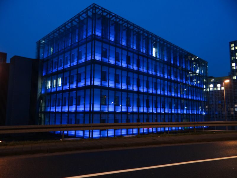 Platz 5: Helmholtz-Gesellschaft Das im Bild gezeigte Alfred-Wegener-Institut in Bremerhaven ist eines von 18 Helmholtzzentren. Von dort starten Forscher Expeditionen zu entlegenen Orten, um zum Beispiel Mikroplastik im arktischen Meereis zu untersuchen. Solche Forschungsreisen scheinen verlockend auf die Studenten zu wirken: Die Helmholtz-Gesellschaft ist unter den fünf beliebtesten Arbeitgebern.  Bild: Alfred-Wegener-Institut / Sina Löschke http://multimedia.awi.de/public/#1528274334659_9 (CC BY 4.0) (Bild: Alfred-Wegener-Institut / Sina Löschke (CC-BY 4.0))