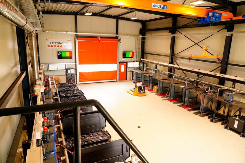 VDM Metals schaffte der Umwelt zuliebe die Elektrostapler von Kalmar an. Das machte jedoch eine Ladestation nötig, die vom Batteriespezialisten Hawken installiert wurde. Sie ist übrigens computergesteuert. Und so sieht das Ganze aus. (Bild: Kalmar)