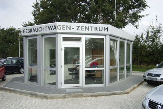 Die großzügige Verglasung sorgt für einen guten Blick auf die Gebrauchtwagenausstellung. (Archiv: Vogel Business Media)