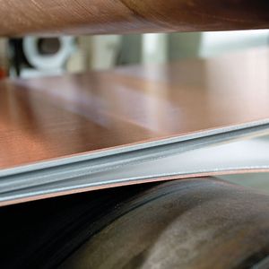 Beim Kaltwalzplattieren werden unterschiedliche Bänder zu einem Band gewalzt. Ihre unterschiedlichen Eigenschaften bringen sie in den neu entstandenen Werkstoff ein.(Bild:  Wickeder Westfalenstahl/Markus Heimbach, Hamburg)