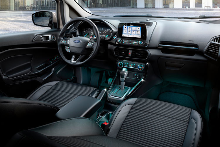 Viele Teile wie beispielsweise der in der Mitte des Armaturenbretts „schwebende“ Monitor des Navigationssystems sowie Lenkrad und Vernetzung mit dem Internet stammen aus dem Ford Fiesta. (Ford)