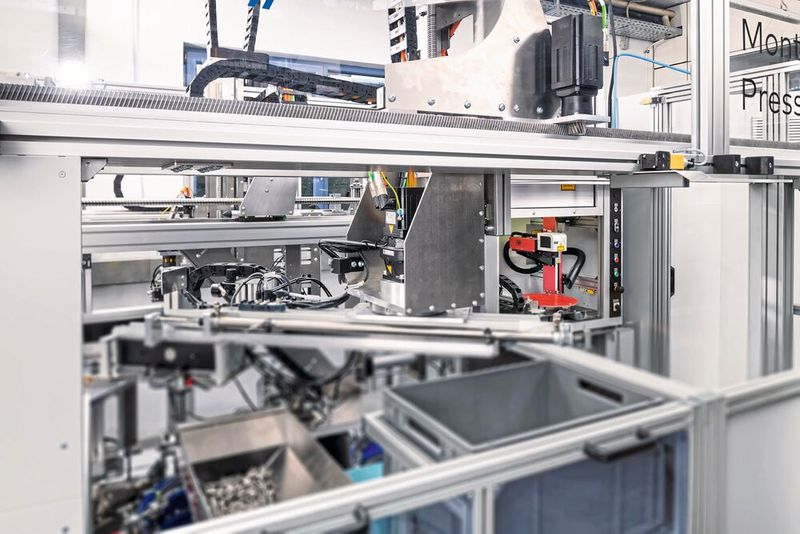 Die einzelnen Komponenten befinden sich in Magazinen, von wo aus sie ein Drei-Achs-Portal entnimmt. Für einen präzisen Hub lieferte Stöber Zahnstangentriebe und Getriebemotoren. (Bild: STÖBER Antriebstechnik GmbH + Co. KG)