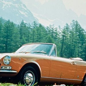 Sehnsucht nach südlicher Sonne: Als Sport Spider avancierte der Fiat 124 vor 60 Jahren zum schönsten Rivalen des Alfa Romeo Spider. Er wurde von 1966 bis 1982 von Fiat selbst und 1982 bis 1985 von Pininfarina im Auftrag von Fiat hergestellt, zu erkennen an dem unterschiedlichen Logo auf Kühlergrill, Lenkrad und Schaltknauf. Bis 1979 stieg die Motorleistung mit Einführung neuer Motoren mit 1,6 Liter Hubraum auf bis zu 110 PS (81 kW) an. Ab 1972 wurde der Spider auch mit 1,8-Liter-Motor angeboten, der 114 PS (84 kW) mit Vierganggetriebe und 118 PS (87 kW) mit Fünfganggetriebe leistete. Die ab Anfang 1978 produzierten Fahrzeuge wurden mit dem 2,0-Liter-Aggregat und mit bis zu 100 PS (74 kW) als Fiat 2000 Spider vermarktet.(Bild:  Fiat)