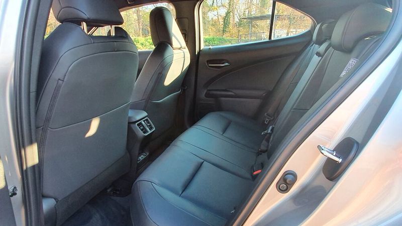 Die Bein- und Kopffreiheit der Fondpassagiere ist beengt. (Bild: Mauritz/»kfz-betrieb«)