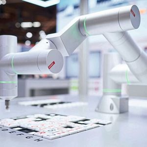 Beckhoff zeigt Physical AI in der Praxis: TwinCAT CoAgent übersetzt natürliche Sprache in Maschinenbefehle und ermöglicht die intuitive Steuerung komplexer mechatronischer Systeme.(Bild:  Beckhoff Automation)