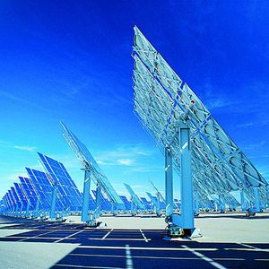 Bei großen Solarparks folgen die beweglichen Solar-Module dem Stand der Sonne. Bild: ABB