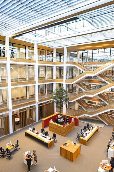 Die Sparkasse Leer-Wittmund hat in ihrer neuen Filiale Wert auf ein modernes, helles Ambiente sowie eine offene Gebäudeautomation gelegt, mit der schnelle Anpassungen möglich sind. (Wago)