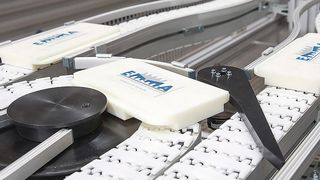 Der Scharnierband-Förderer kann für den Transport von Teilen mit Größen von 10 bis 600 mm ausgelegt werden. (Maschinenbau Kitz)