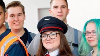 Mitarbeiterinnen und Mitarbeiter als wesentlichen Faktor fürs Gelingen der Unternehmensstrategie herausstellen – das gelingt DB Schenker in einem knapp vierminütigen Videoclip hervorragend. (Deutsche Bahn AG)