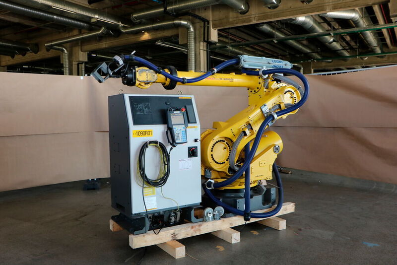 Einige moderne, gut erhaltene Roboter- und Linearachs-Systeme eines deutschen Automobilherstellers können bei Surplex noch bis morgen erworben werden! Darunter sind Fanuc-Roboter, wie dieser R-2000iB.
