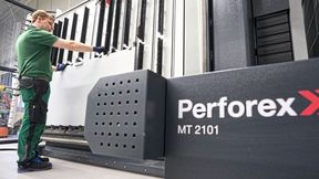 Zunehmende Datendurchgängigkeit mit Eplan sowie digital verbundene Maschinen – darunter das Milling Terminal Perforex von Rittal – lassen die Beschäftigten von KlöMö besser und effizienter arbeiten. (Bild: Eplan/Rittal)