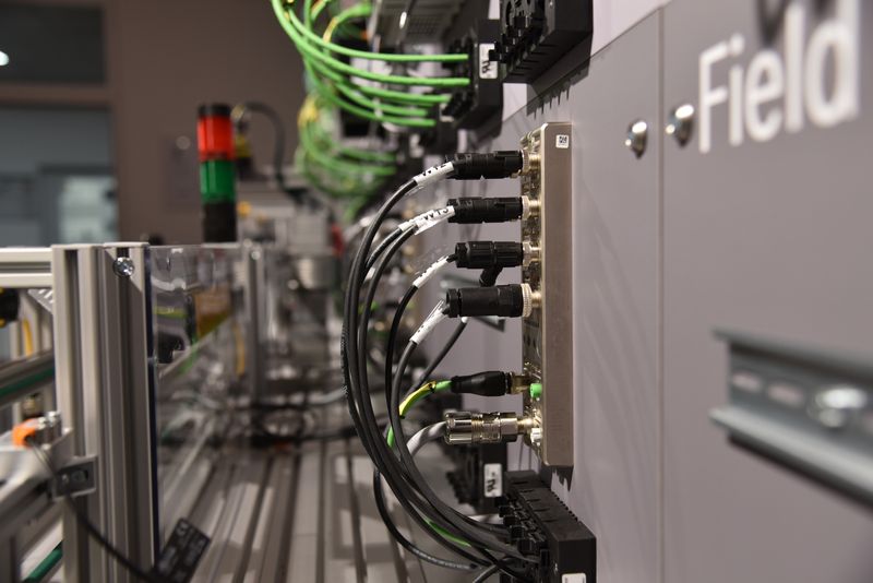 Epic-M12 connectors, in combination with the Unitronic Access MP08 IOL IO-Link master, ensure decentralized and efficient sensor connectivity. (Source: Lapp)