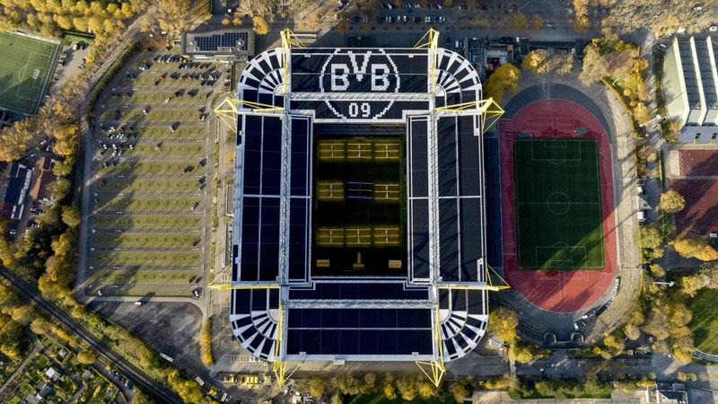 Die offiziell als weltweit größte Solaranlage auf einem Stadiondach anerkannte Installation im Signal Iduna Park zählt zu den sichtbarsten Symbolen für erneuerbare Energien im internationalen Sport(Bild:  JA)