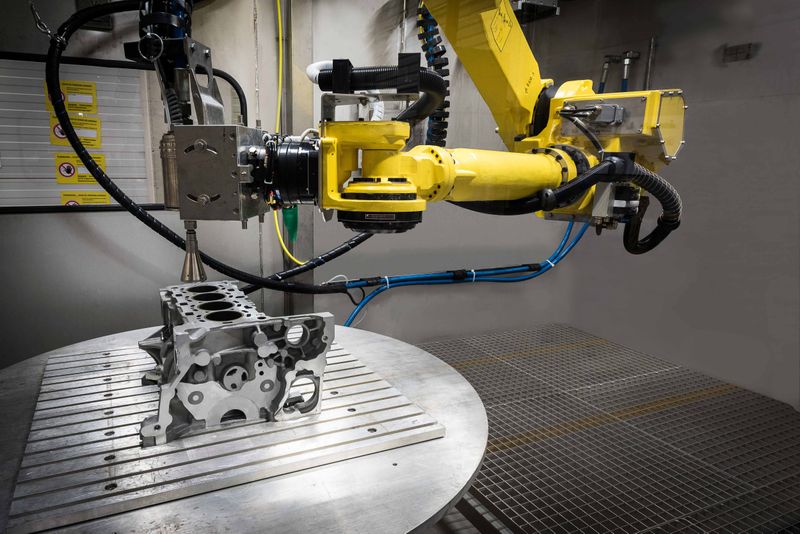 Robot-assisted high-pressure water jet deburring for targeted deburring and cleaning of complex components with holes, channels and functional areas.(Source:  BvL)