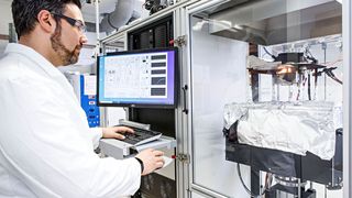 Das Projekt „hffr-Up2Cycle“ soll die Entflammbarkeit und mechanischen Eigenschaften von recycelten Materialien wie Polyolefinen, PET und PA optimieren, um diese für hochwertige Anwendungen nutzbar zu machen. (Bild: Fraunhofer LBF)