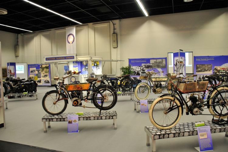 Der markenübergreifende Oldtimerverband VFV, der sich vor allem um zweirädrige Klassiker kümmert, war ebenfalls mit einem Stand in Köln vertreten. (Bild: Dominsky)