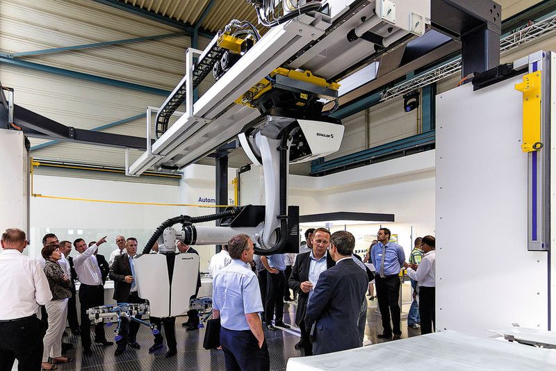 Etwa 150 Besucher aus ganz Deutschland, Europa und China waren im Juni zur Live-Präsentation der neuen Crossbar Roboter-Generation und zur Eröffnung des Automation Tech Center an den Schuler-Standort nach Gemmingen gekommen. (Bild: Schuler)