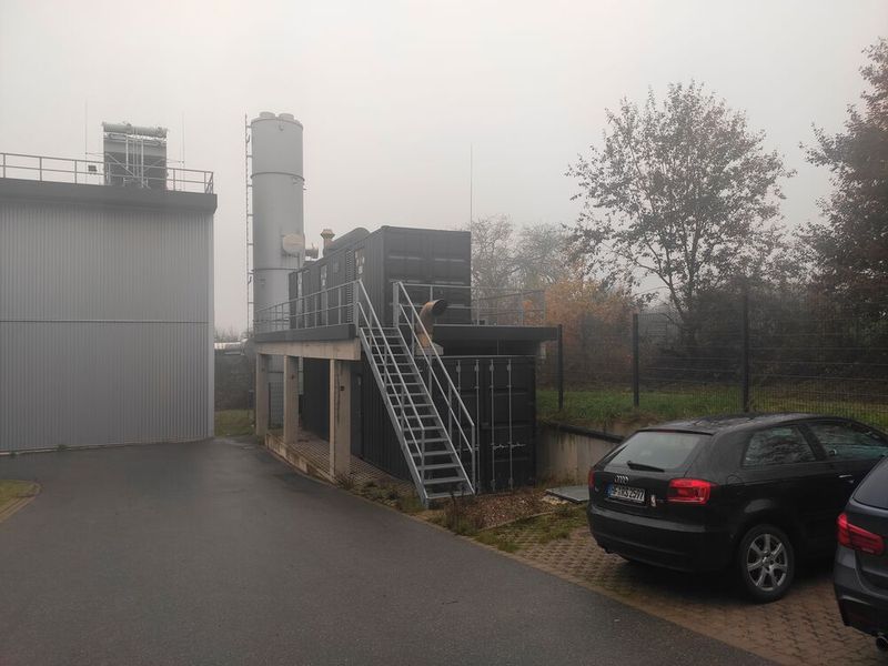 Rechts ist das kleinere der beiden Dieselaggregate für die Notstromversorgung zu sehen, links das Gebäude für den größeren Schiffsdiesel. Sie können einen Stromausfall von bis zu 72 Stunden überbrücken. (Bild: Vogel IT-Medien)