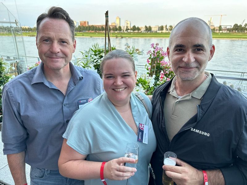 (v. l.) Markus Hollerbaum und Corinna Leisten (S&K) mit Steven Pollok (Samsung) (Bild: Vogel IT-Medien GmbH)