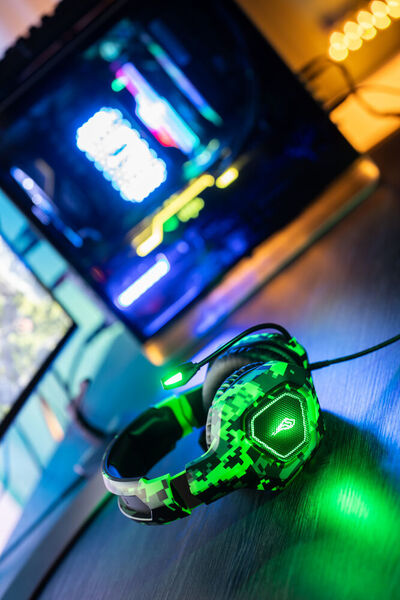 Das günstigere Skirmish ist ein Stereo-Headset mit grüner LED-Beleuchtung. Mit seinem 3,5-mm-Klinkenanschluss ist es universeller einsetzbar als das USB-Headset Harrier. (DESA Photographie)