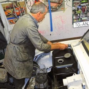 Die einfache Konstruktion des Trabant erleichtert den Einstieg ins Oldtimer-Schrauberhobby ungemein – gerade wenn man blind ist.(Bild:  Bernd Röthig)