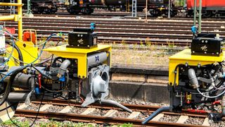 Zug-zu-Zug-Kommunikation im Test: Damit wird das virtuelle Kuppeln von Zügen während der Fahrt zu längeren, virtuellen Einheiten möglich. (Bild: DLR)