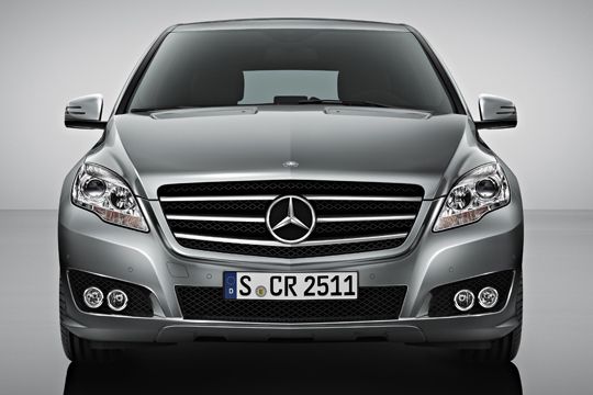 An der Frontpartie haben die Designer vor allem die Breite betont und die horizontal strukturierte Motorhaube, den Kühlergrill, die Scheinwerfer sowie die Stoßfänger komplett neu gestaltet. (Archiv: Vogel Business Media)