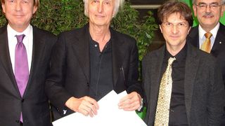 Die Preisverleihung (v.l.n.r): Thomas Manchot (Jürgen-Manchot-Stiftung), Prof. Dr. Drs. h.c. Helmut Schwarz (TU Berlin, Präsident der Alexander-von-Humboldt-Stiftung), Prof. Dr. Ulrich Heiz (Dekan), Prof. Dr. Dr. h.c. mult. Wolfgang A. Herrmann (Präsident)  (Bild: Dr. Andreas Battenberg/TUM)