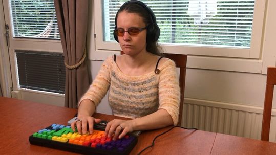 (Ronja p. ist Tester für digitale Barrierefreiheit beim finnischen IT-Spezialisten Eficode. Bild: Eficode)