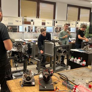 Im Rahmen der sechsstufigen Weiterbildung erlernten die Teilnehmer nicht nur das Zerlegen und Befunden von Motorkomponenten. Sie lernten zudem, wie diese zu bearbeiten und vor allem wieder korrekt zusammenzufügen sind, sodass alles einen überholten und funktionierenden Motor ergibt.(Bild:  Bopp/Kern)