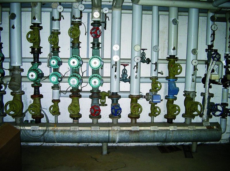 Bild 5: Druckerhöhung durch die Schließung von Drosselventilen erzeugt Energieverluste. Die Beseitigung von Engstellen im Rohrleitungsnetz stellt eine energieeffiziente Alternative dar. Bild: Energieagentur Mittelfranken (Archiv: Vogel Business Media)