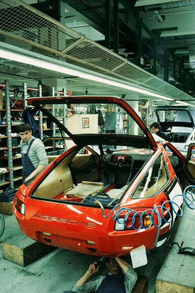 Bei der 928-Produktion, hier im Jahr 1981, hat es längst Einzug gehalten. (Bild: Porsche AG)