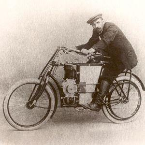 Das Slavia B spielt in der Unternehmensgeschichte von Laurin & Klement eine ganz besondere Rolle: Es war das erste Motorrad, mit dem das Unternehmen aus Mladá Boleslav im Jahr 1901 an einem internationalen Rennen teilnahm. Der Langstreckenmarathon von Paris nach Berlin galt damals als die härteste Herausforderung seiner Zeit. Werksfahrer Narcis Podsedníček schrieb dort auf Anhieb Geschichte: Als einziger Teilnehmer in seiner Klasse erreichte er das Ziel.(Bild:  Škoda)