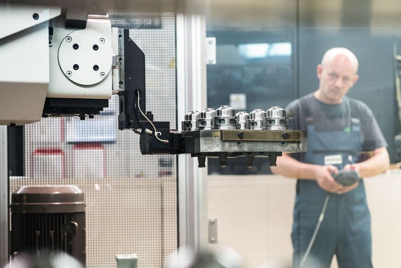 Besonders anspruchsvoll: Einerseits mussten Transfergewichte von bis zu 200 Kilogramm bewältigt, andererseits auch filigrane und diffizile Teile gehandelt werden. (Bild: Erowa)