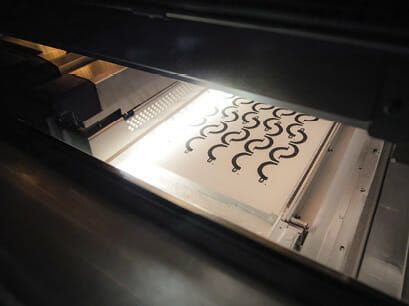 (Strahlung und „Fusing Agents“ schmelzen beim Multi Jet Fusing das Pulver an exakt der gewünschten Stelle auf. Bild: Protolabs)