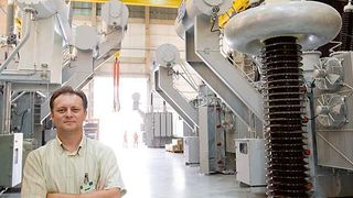 Für die Markenkampagne von WEG entwickelte die Agentur Wob einen Bildstil in Reportage-Optik, der Mensch, Produkt und Lösung auf natürliche Art und Weise zeigen will – so wie hier in einer Transformatoren-Halle.  Bilder: Wob (Archiv: Vogel Business Media)