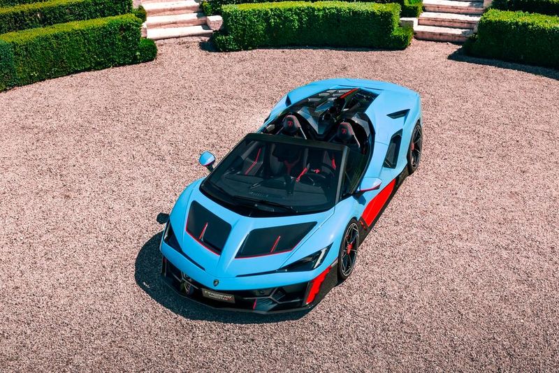 The Blu Cepheus paintwork with Rosso Mars accents is reminiscent of the Lamborghini Miura Roadster presented in 1968 (Image:Lamborghini)