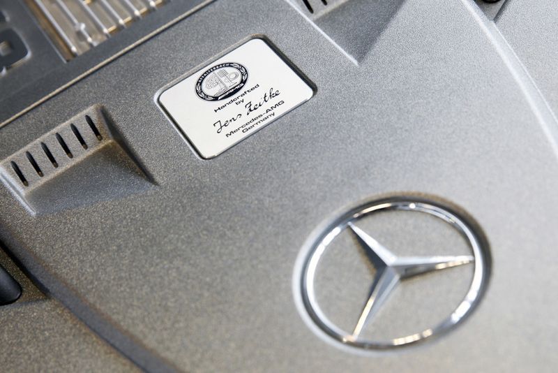 Nach dem Motto „One Man – One Engine“ wird jeder Motor von nur einem Mechaniker gebaut. Das Finale erfolgt durch die Anbringung der Motorenplakette mit der Unterschrift des jeweiligen Mechanikers. (Bild: Ferchau)