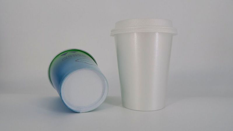 Das recycelte, geschäumte rPET, aus dem die Getränkebecher hergestellt werden, kann durch die innovative Fertigungstechnologie immer wieder in lebensmittelechter Neuwarenqualität aufbereitet werden.(Bild:  Weber Ultrasonics)