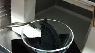 Automotive-Kunststoff-Bauteilen können im Muffelofen Phönix schneller verascht werden als mit herkömmlichen Methoden. (Bild: CEM)